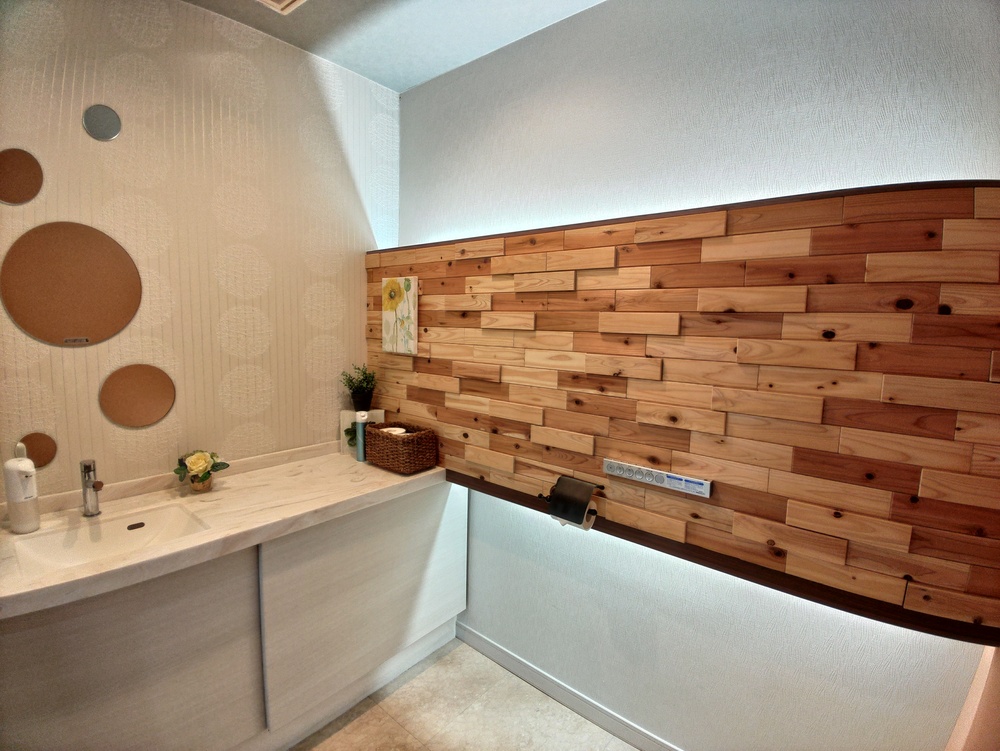 トイレの壁をリニューアル