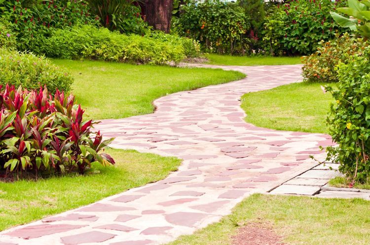 庭のストレスをゼロにする！手間を減らす工夫と素材選び