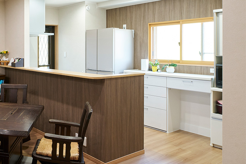 カップボードと食器棚を併用して収納場所アップ