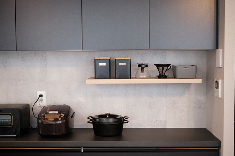 見せる収納を楽しむ飾り棚と家電