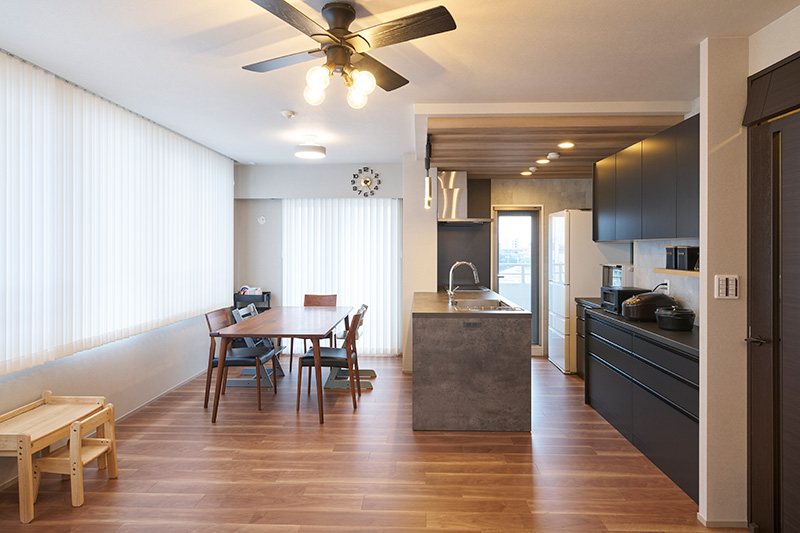 木目天井と黒が映える洗練のLDK