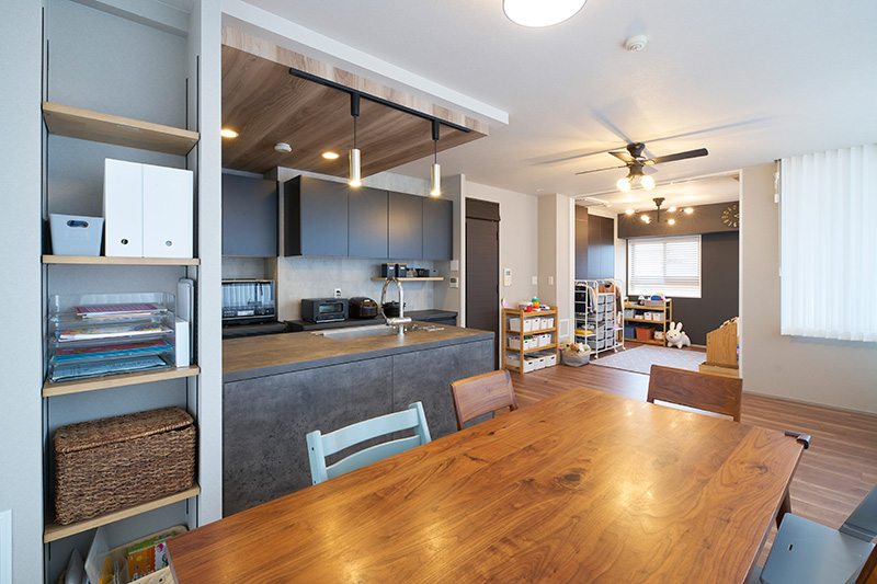 ダイニングから見渡す広々LDK