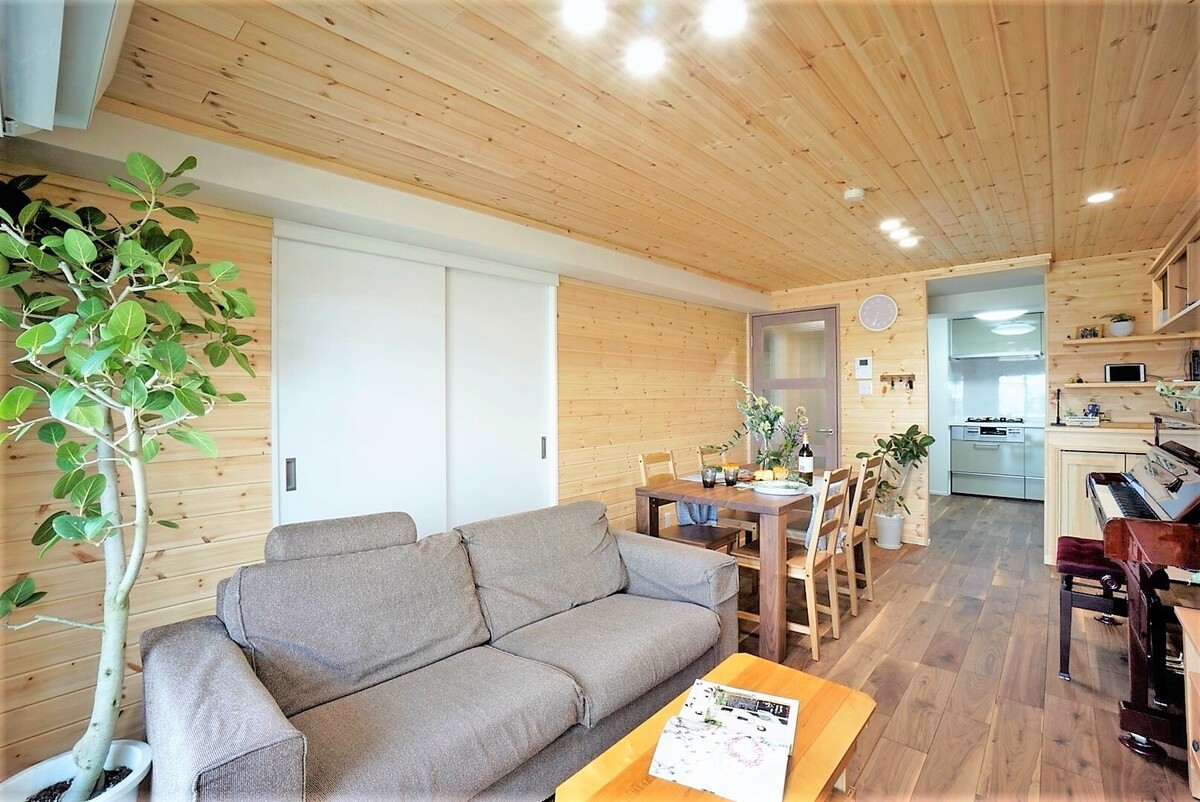 レッドパインの木目が美しいLD