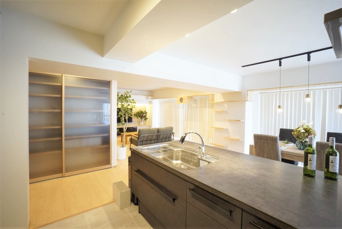 広々キッチンと大容量収納空間