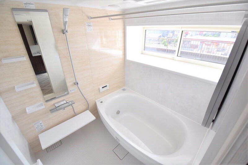 落ち着くデザインのバス空間