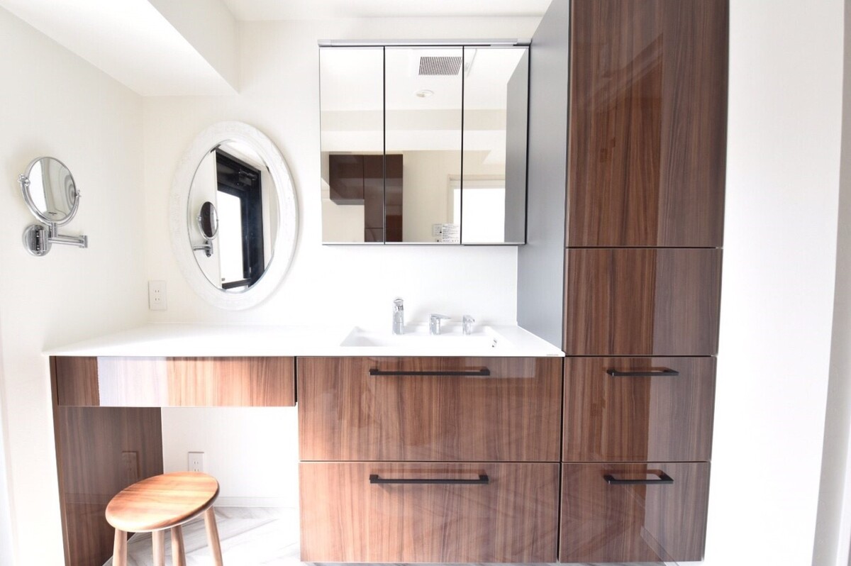 広々カウンターが便利な洗面化粧台