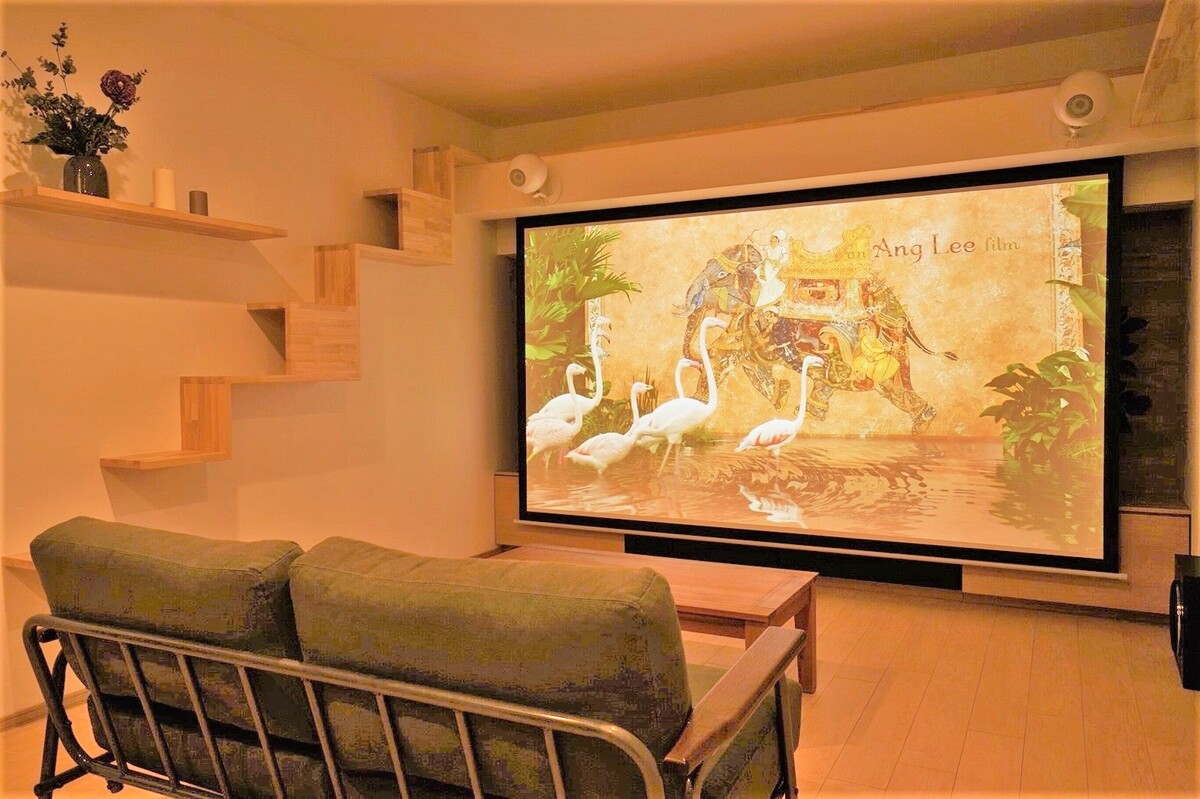 大画面で映画を満喫する贅沢空間