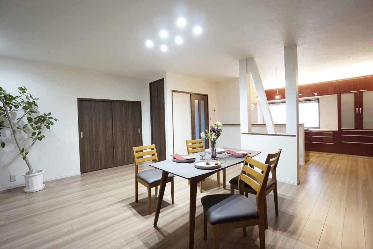 白壁と木目調の落ち着いダイニング