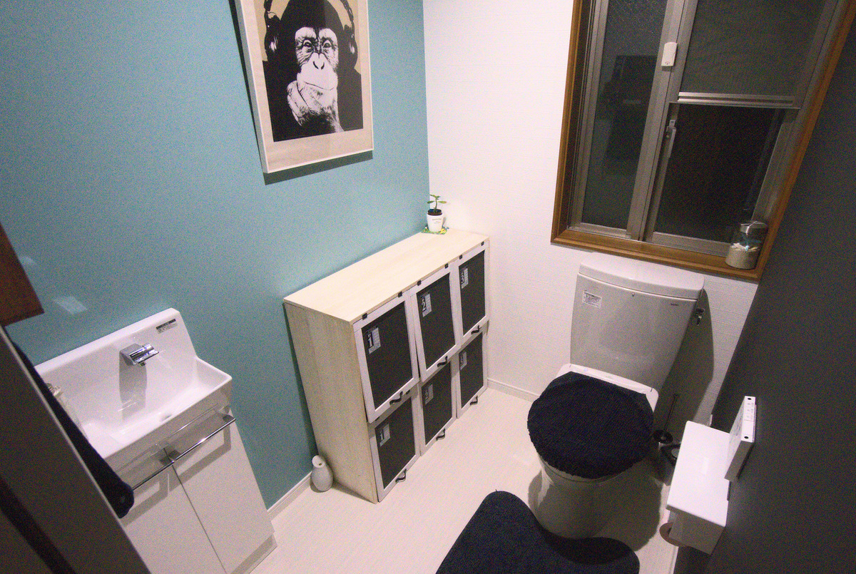 広々とした収納付きトイレ