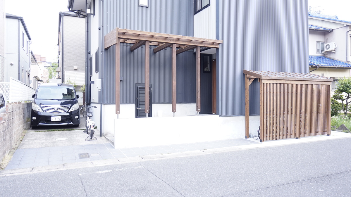 既存の雰囲気を活かしたサイクルポート