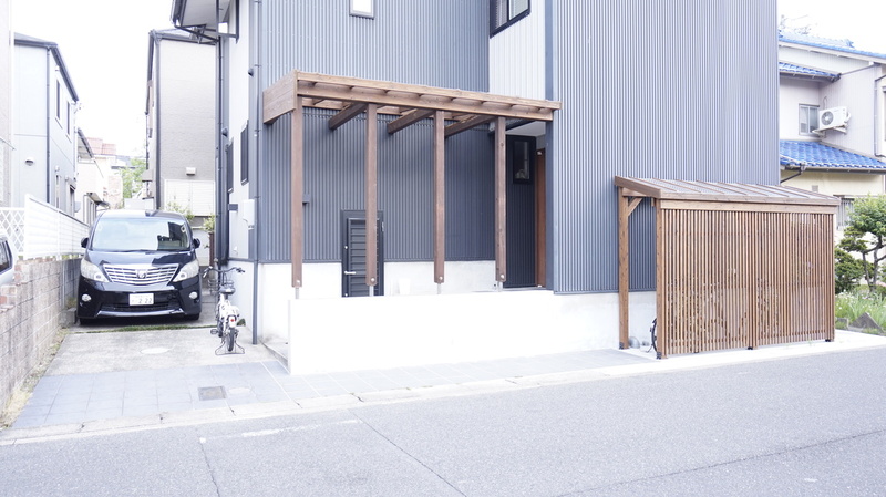 既存の雰囲気を活かしたサイクルポート