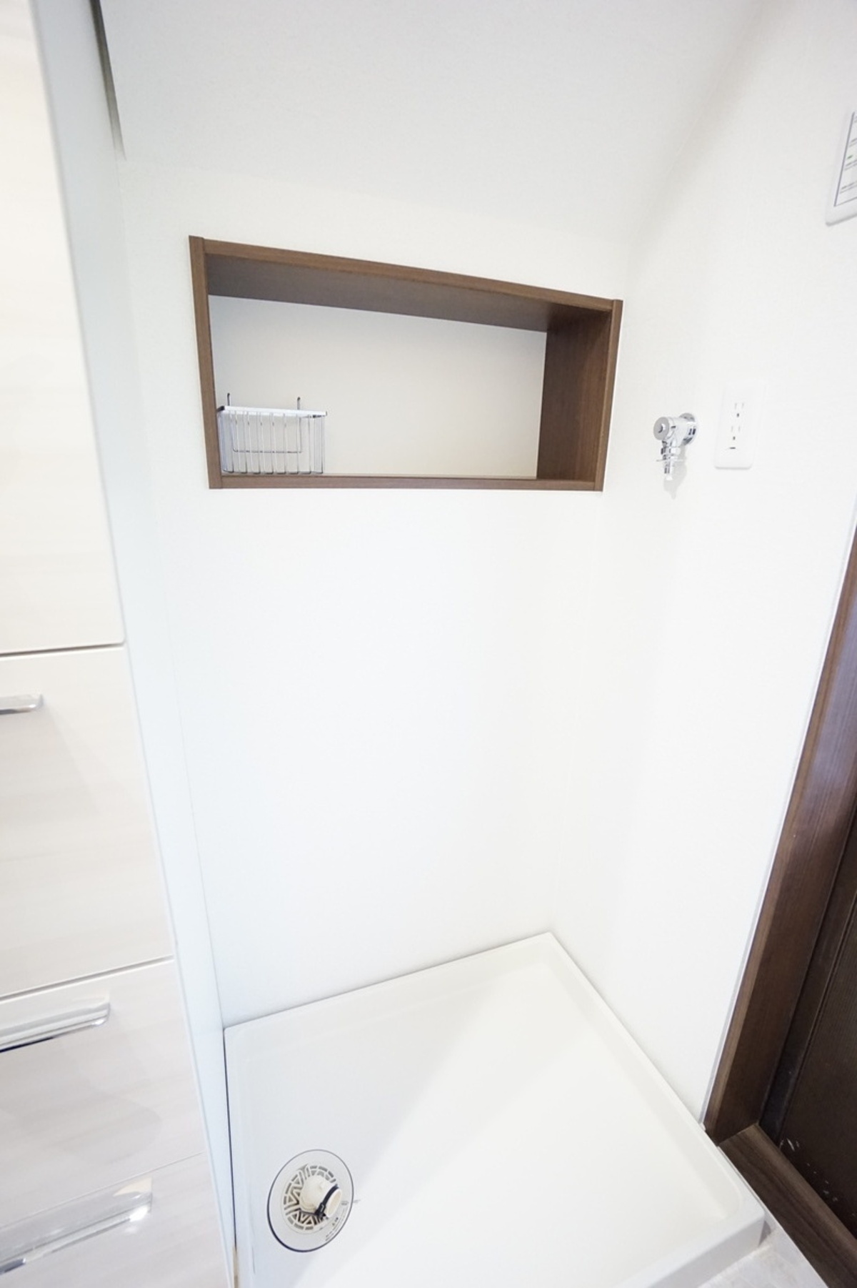 洗濯機上のニッチ棚で収納力アップ