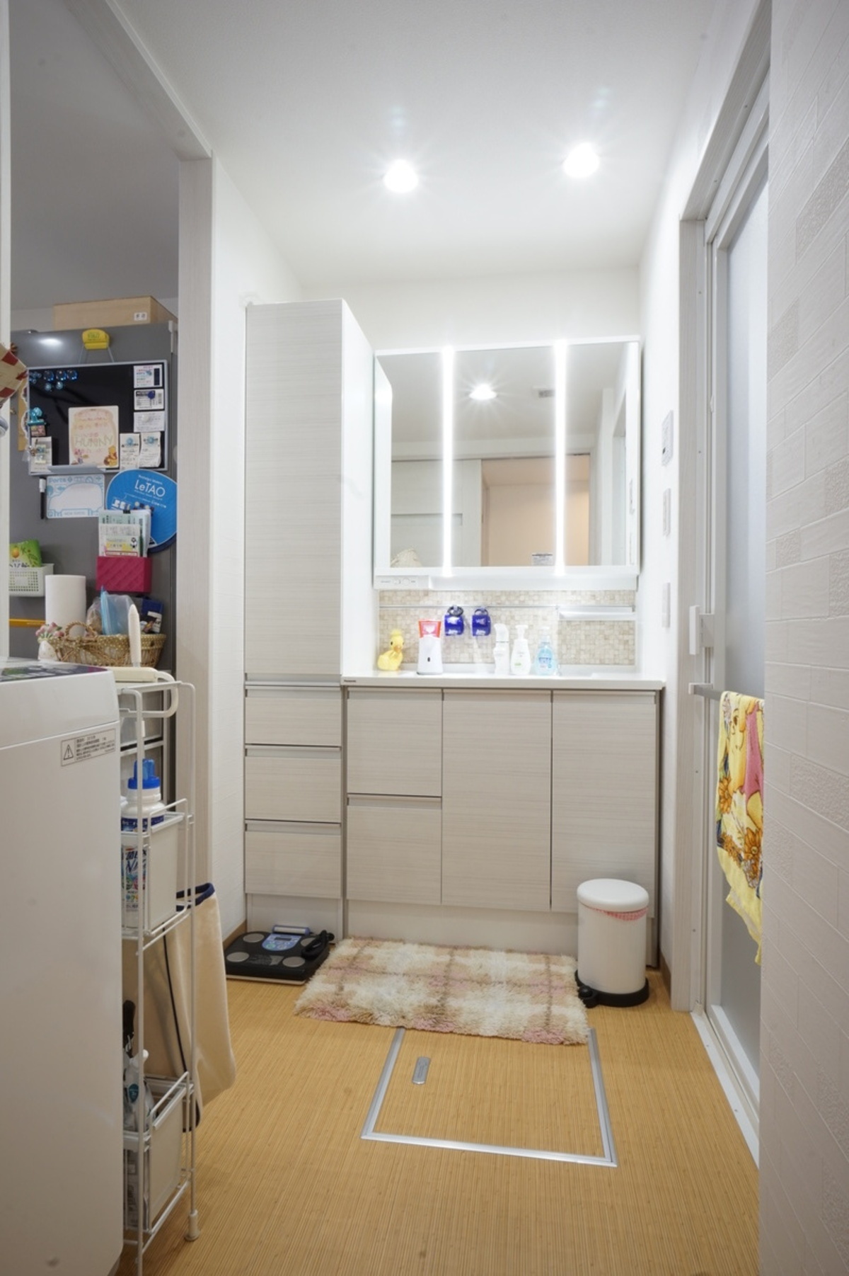 清潔感ある白基調の洗面化粧台