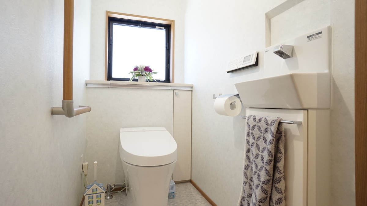 手すり付きで安心なトイレ空間