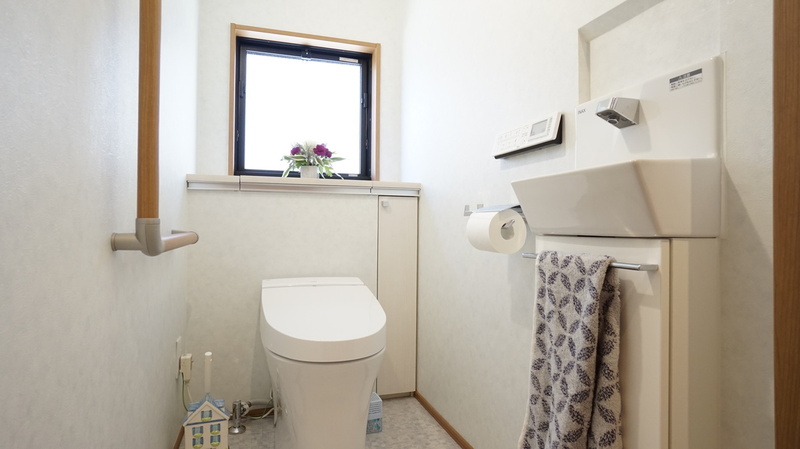 手すり付きで安心なトイレ空間