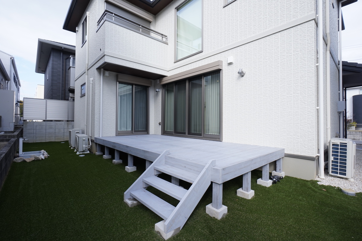 淡い青色のウッドデッキ