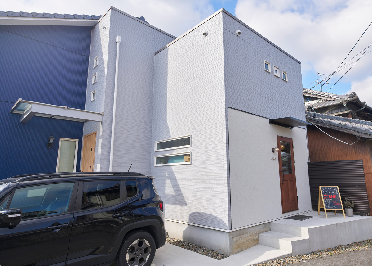 木製ドアが映える建物外観