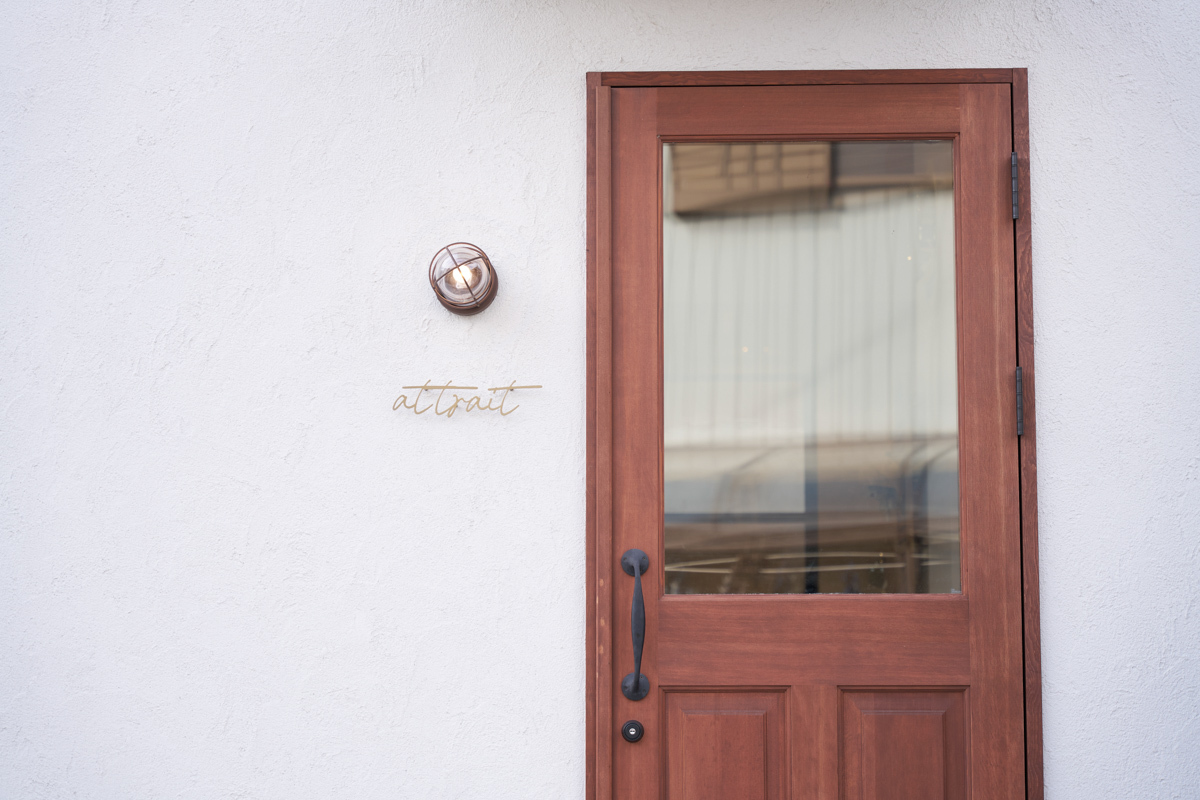 白と木のコントラストが美しい玄関ドア