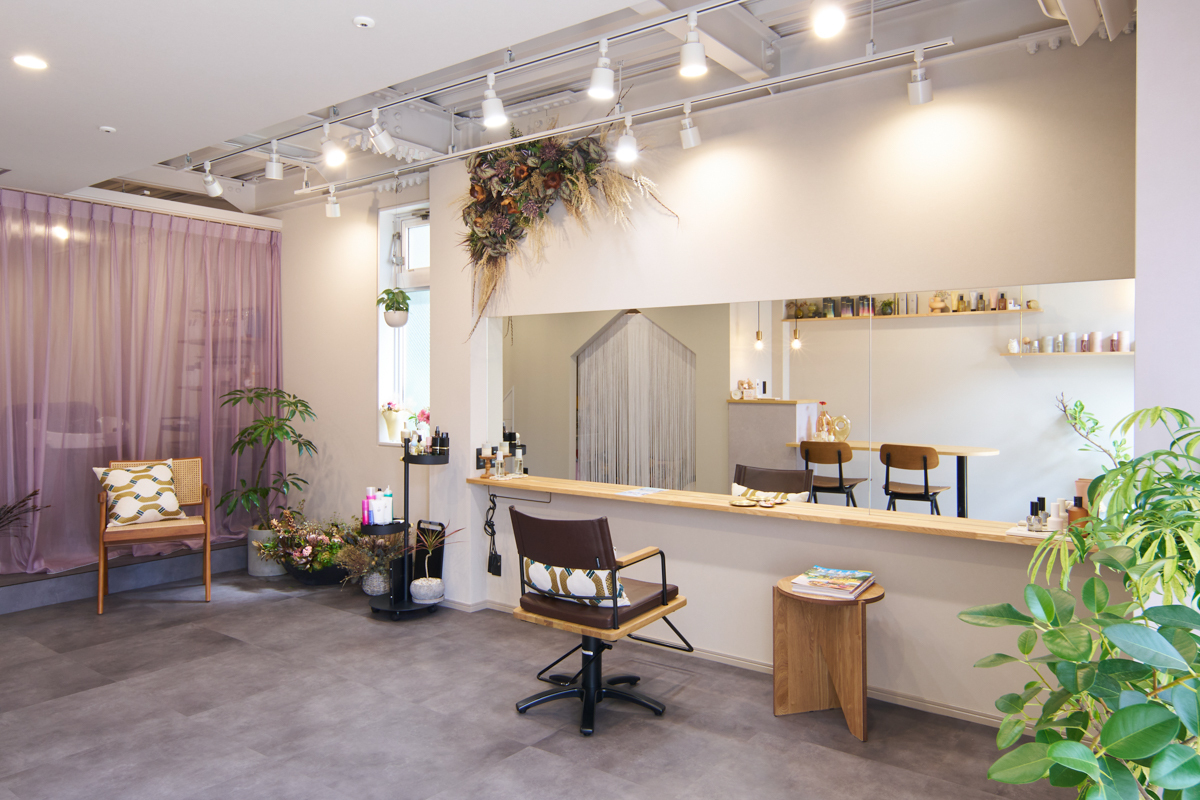 大きな鏡が並ぶ明るいカットスペース