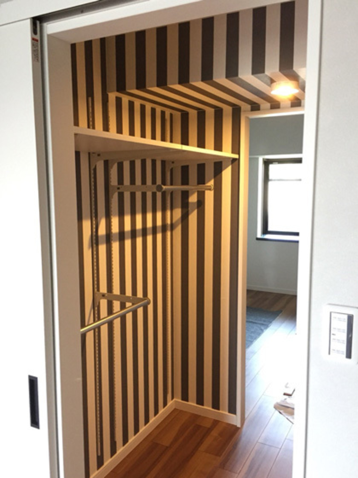 ストライプ壁がおしゃれな収納空間