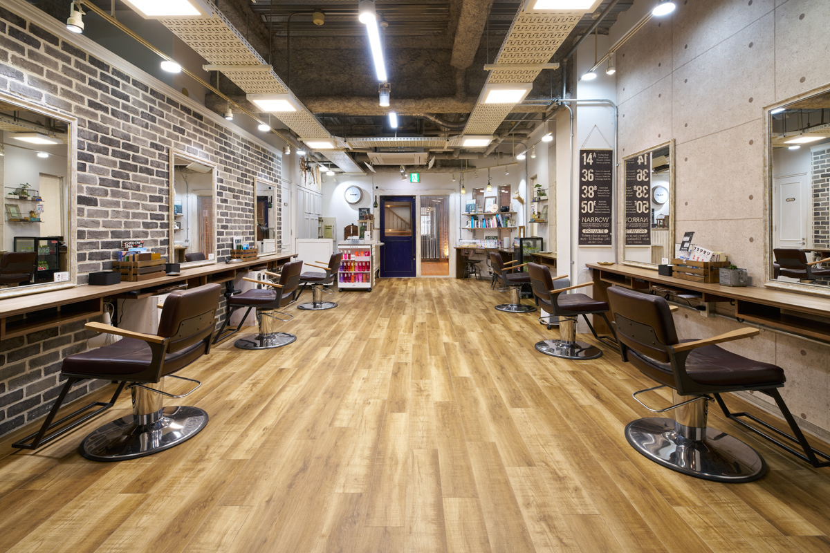 レンガ調の壁と木目床がお洒落なカットスペース