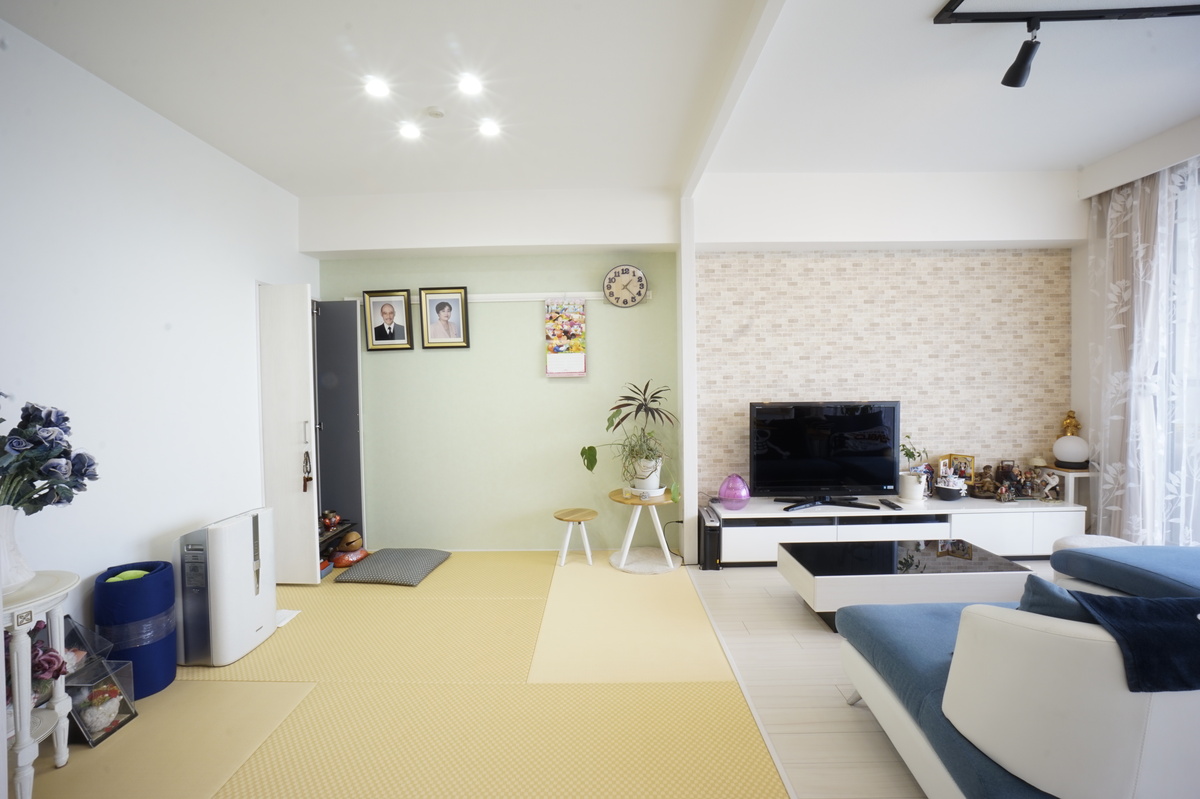 くつろぎを演出する畳と明るいリビング