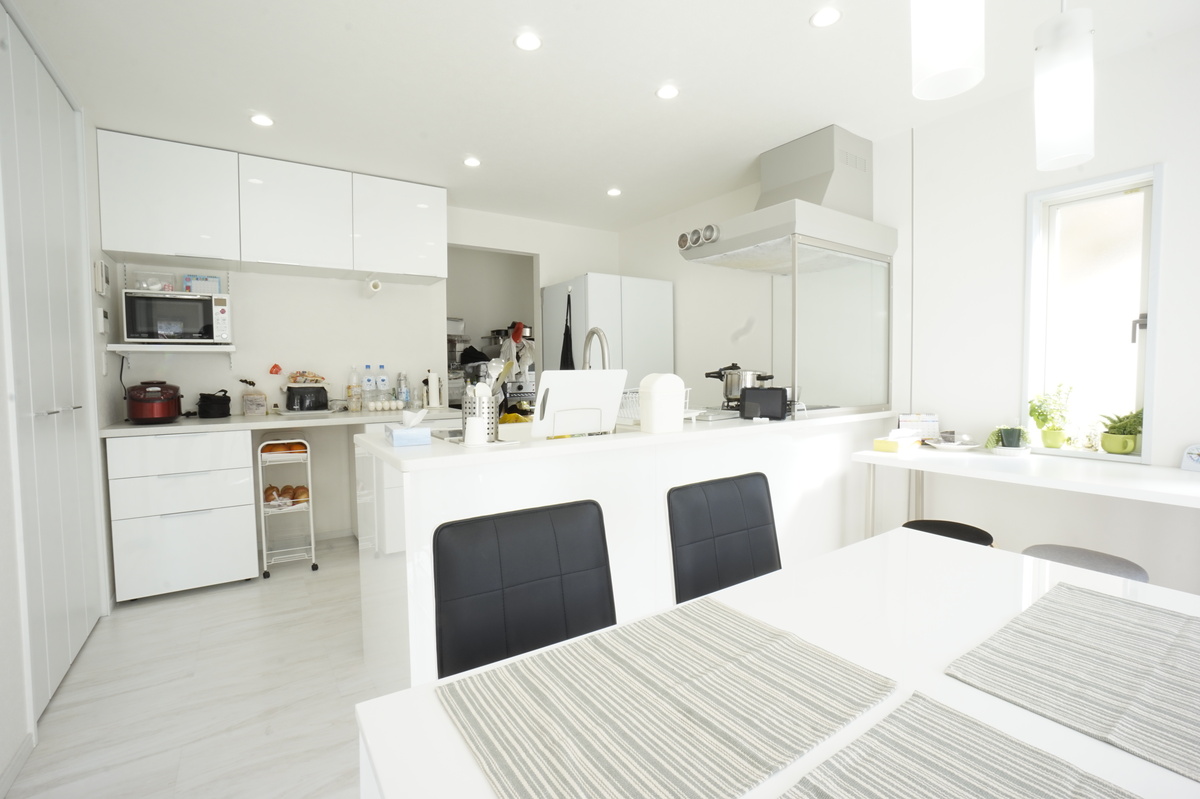 白基調で清潔感あふれるオープンキッチン