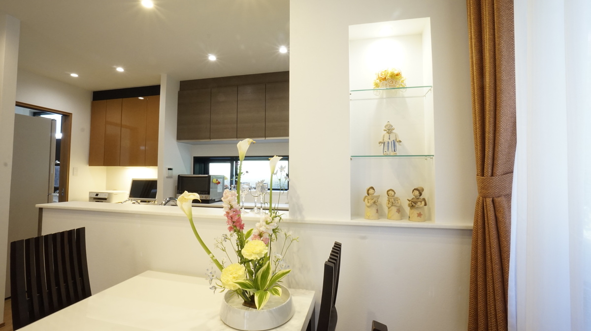 家族や来客を迎える華やかなダイニング