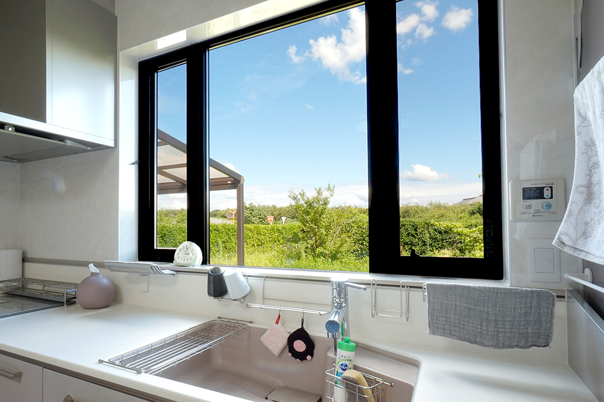 快適遮熱ガラス採用の眺望キッチン