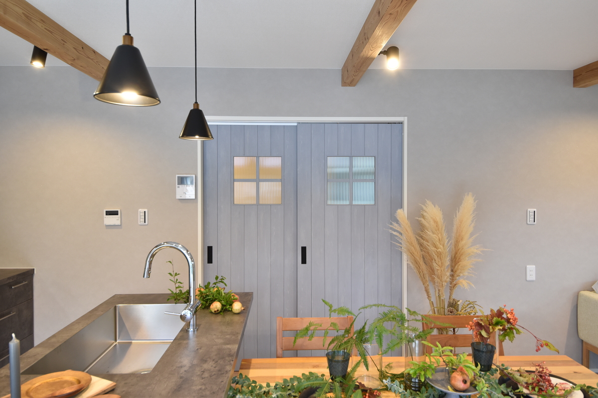 グレー建具が映えるナチュラルLDK