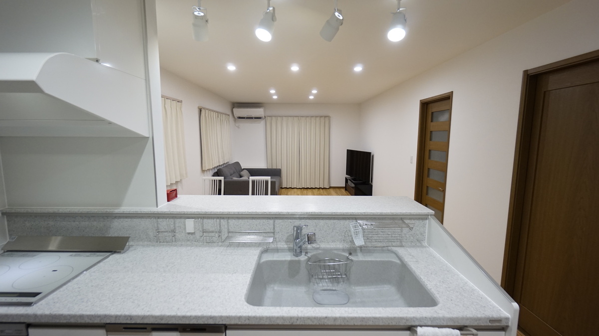 キッチンから広がる明るいリビング