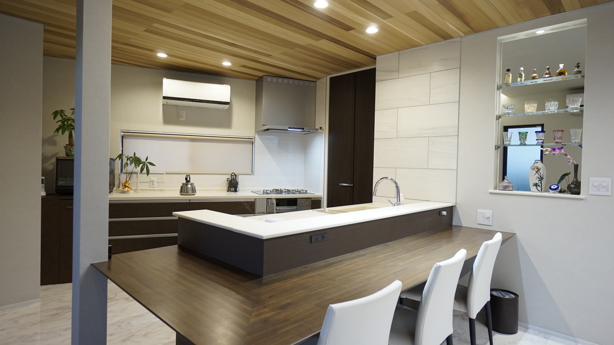 料理と会話が楽しめる割烹風キッチン