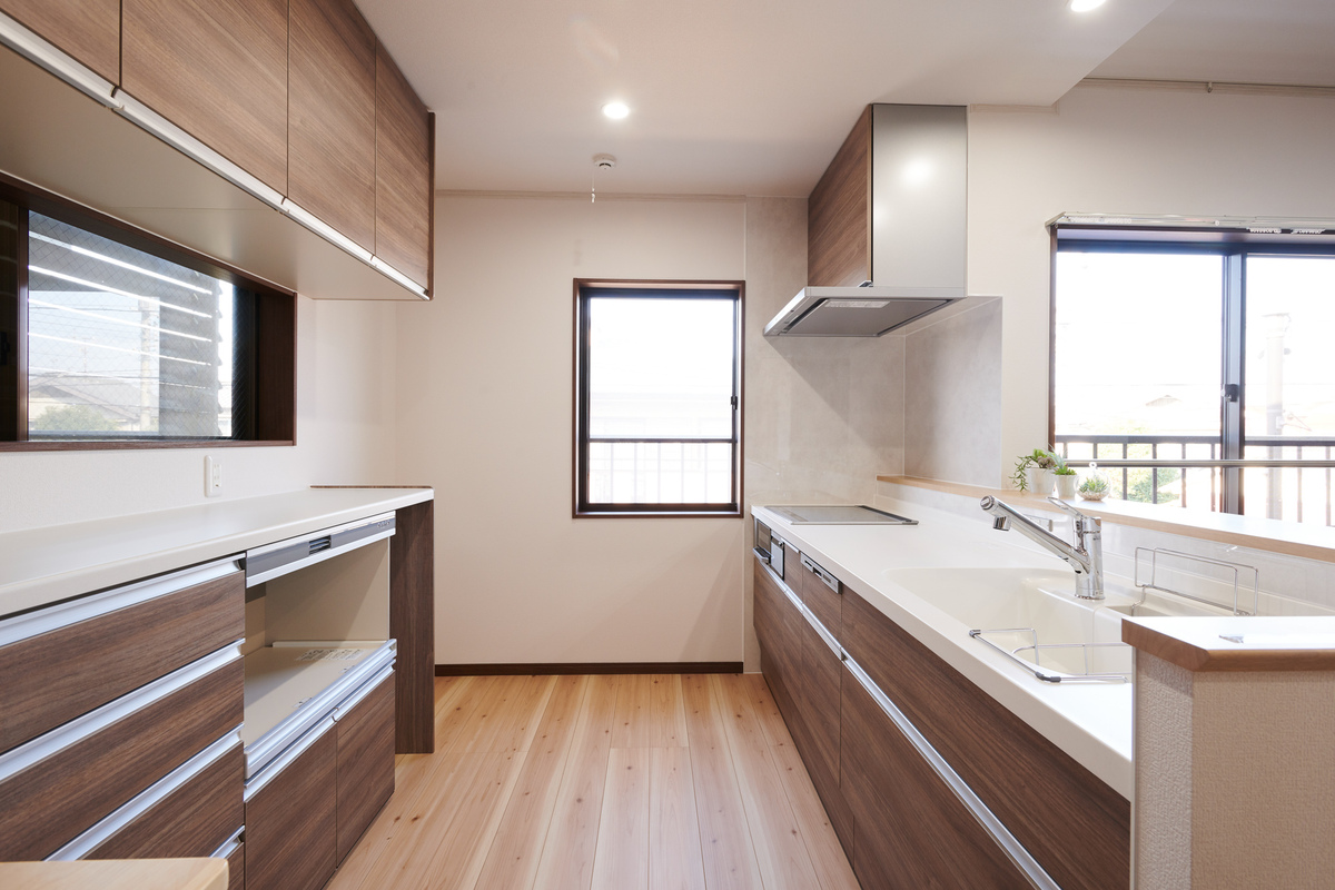 窓から光が差し込む明るいキッチン