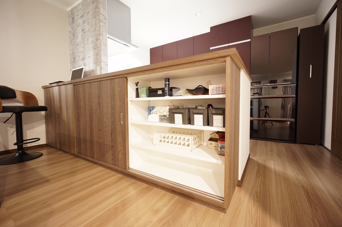 造作収納で片付くリビング空間