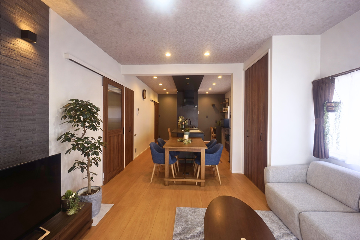 リビングから見渡す広々ダイニング