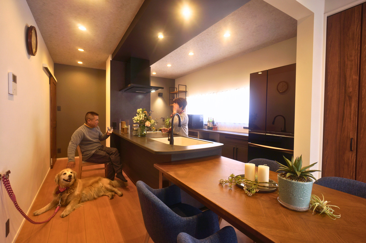 料理を楽しむ開放的なキッチン