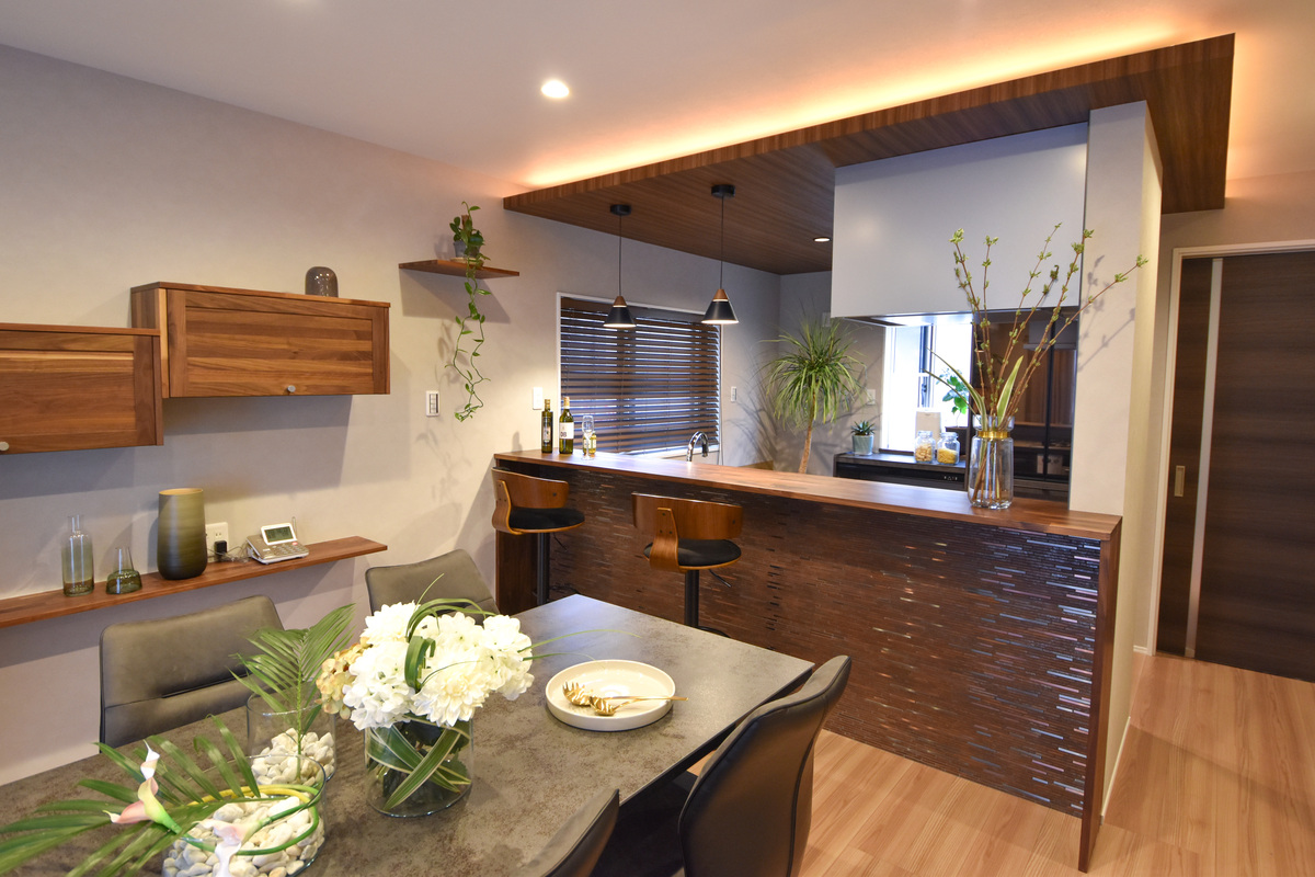 バーチェアで食事できるカウンター