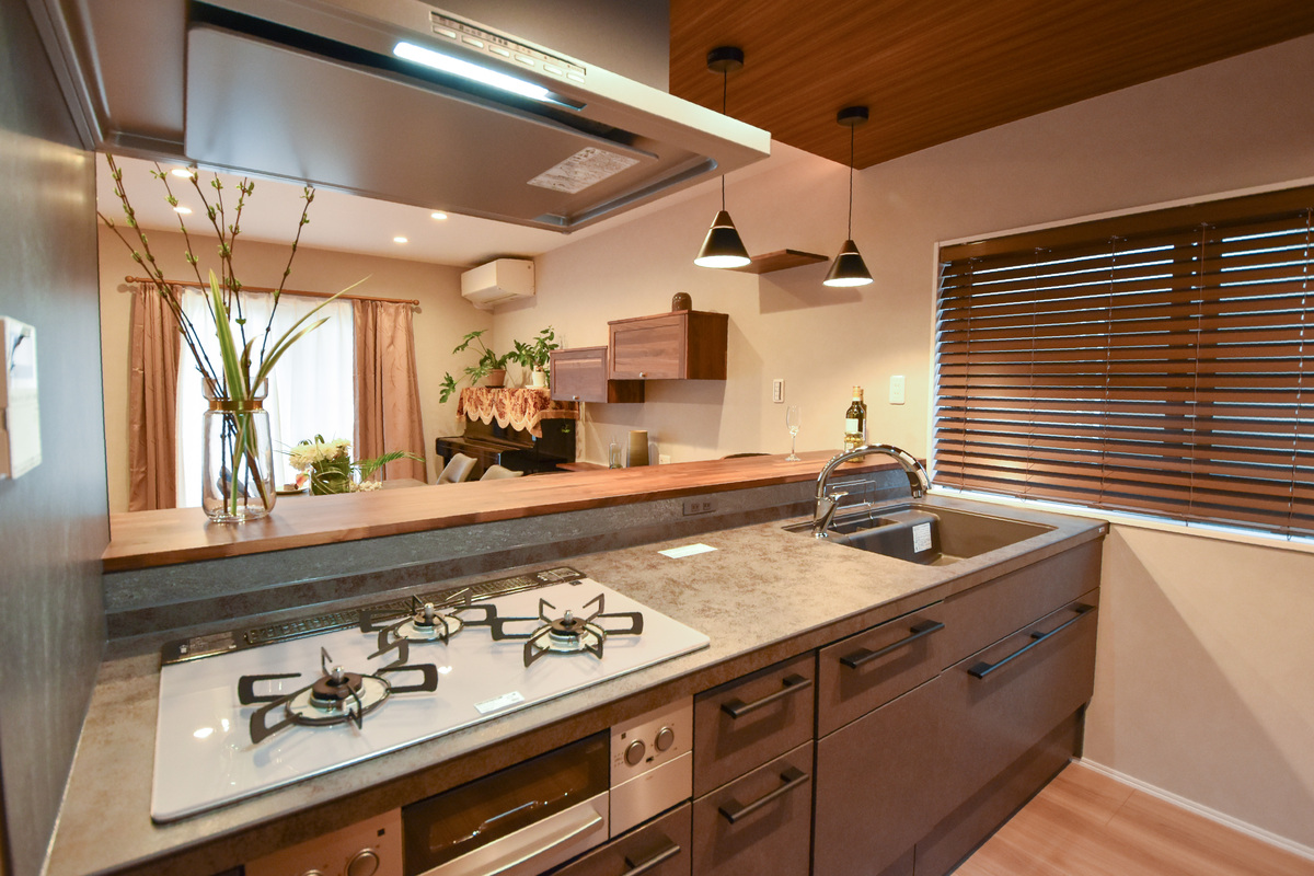 手元が隠せる対面キッチン