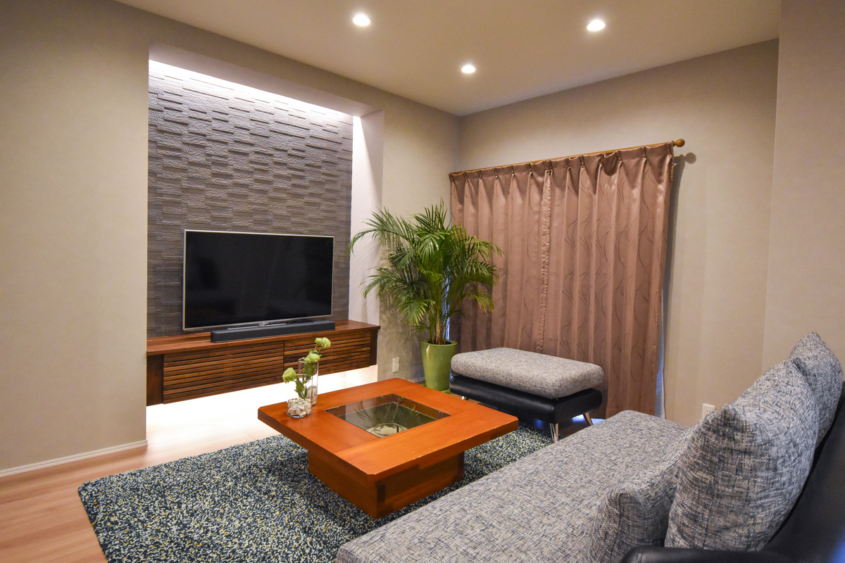 落ち着いた色調で統一したリビング