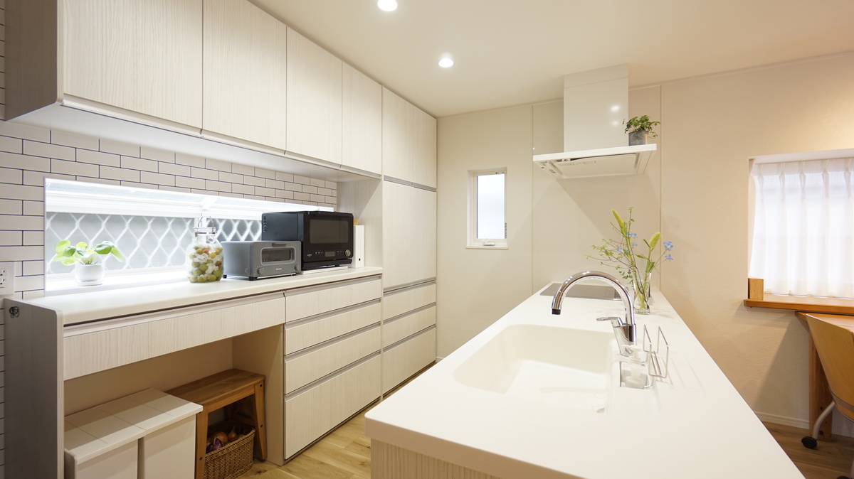 窓から光が差し込む明るい調理スペース