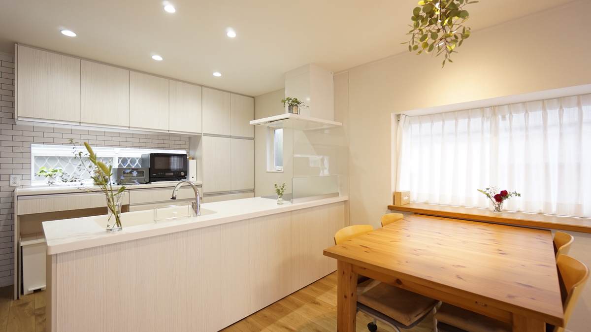 清潔感ある白い扉とタイル壁のキッチン