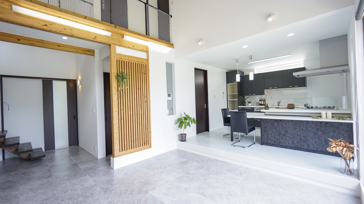 白天板が映えるスタイリッシュ空間