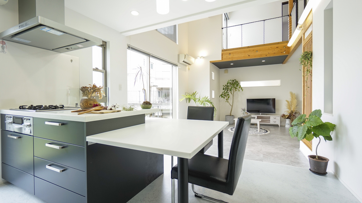 開放的な吹き抜けに繋がるモダンキッチン