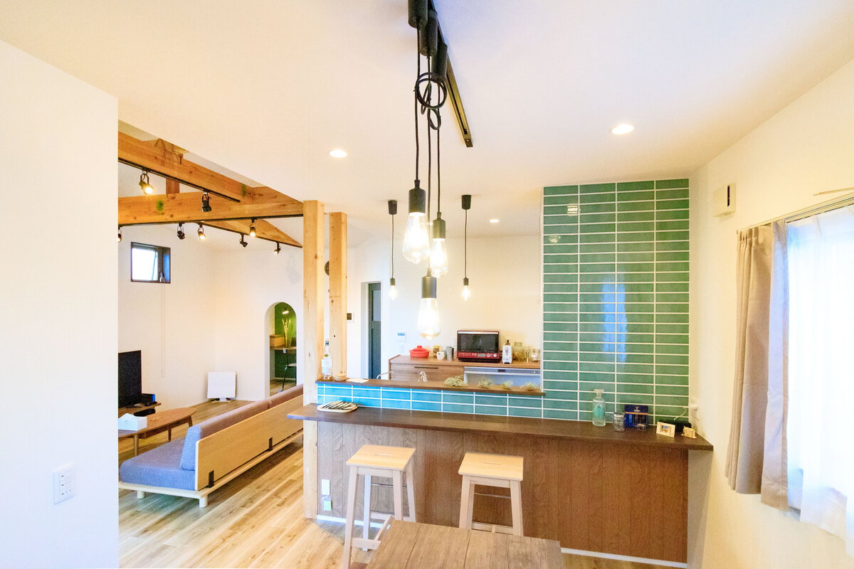 緑タイル壁が爽やかなキッチン空間