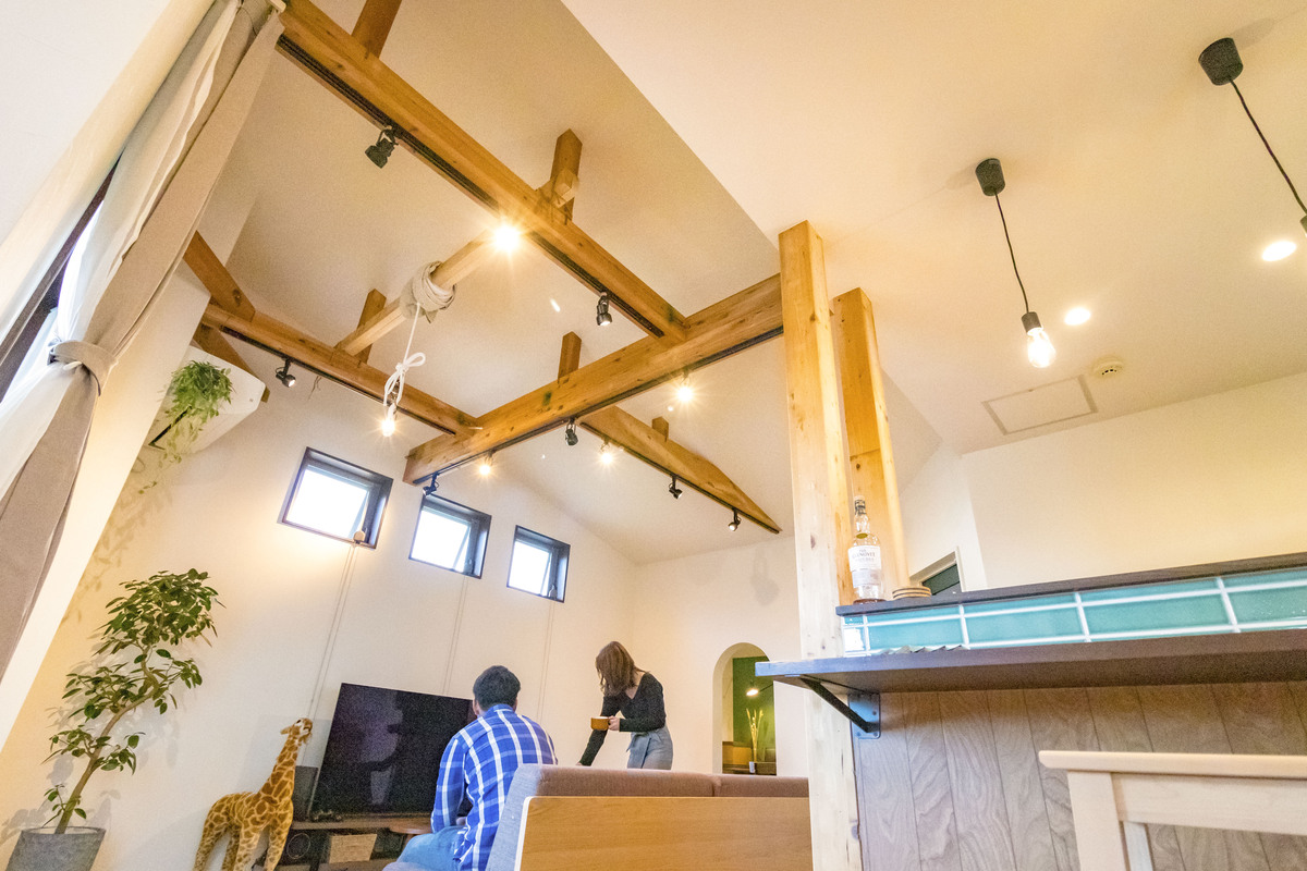 梁見せ天井が広がりを感じるLDK