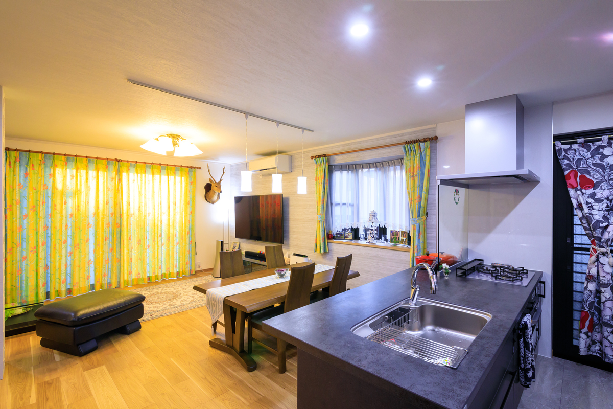 光が差し込む開放的なキッチン