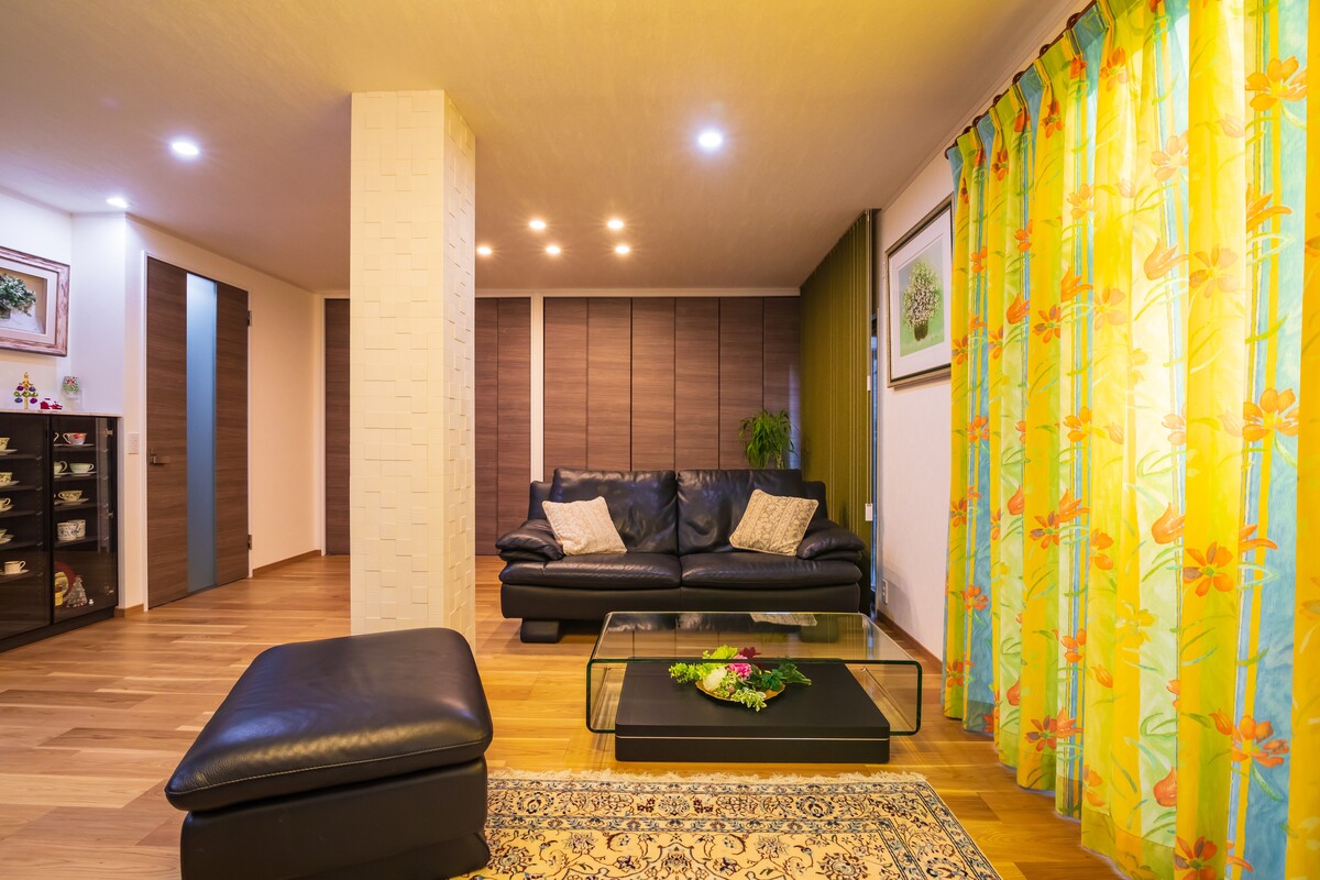 エコカラット柱が印象的なモダン空間