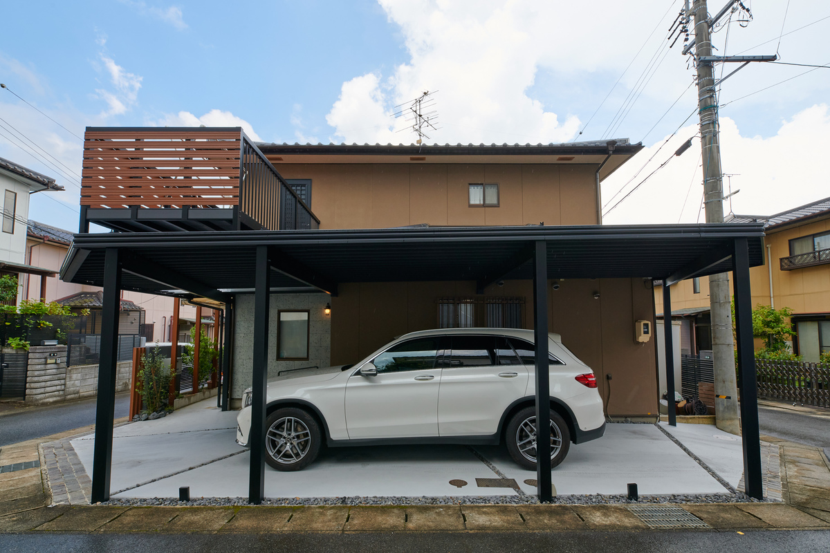 直線的デザインが映えるモダン外観