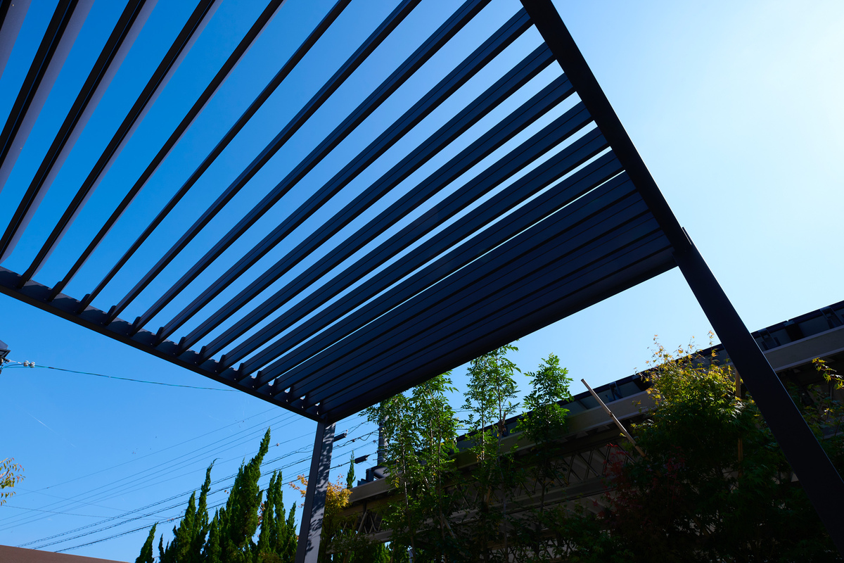 光を操るモダンなルーバー天井