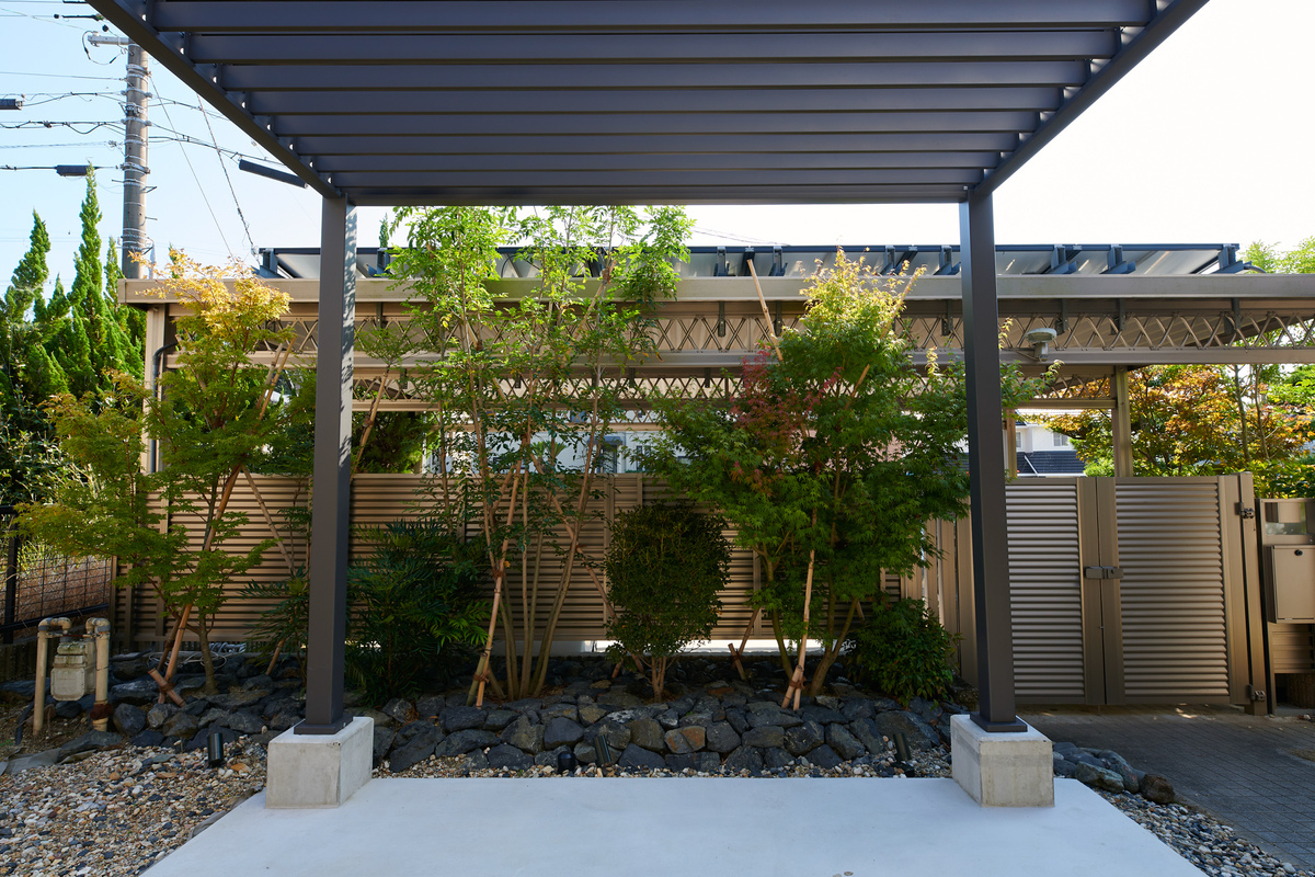 縁側から続く開放的なガーデン